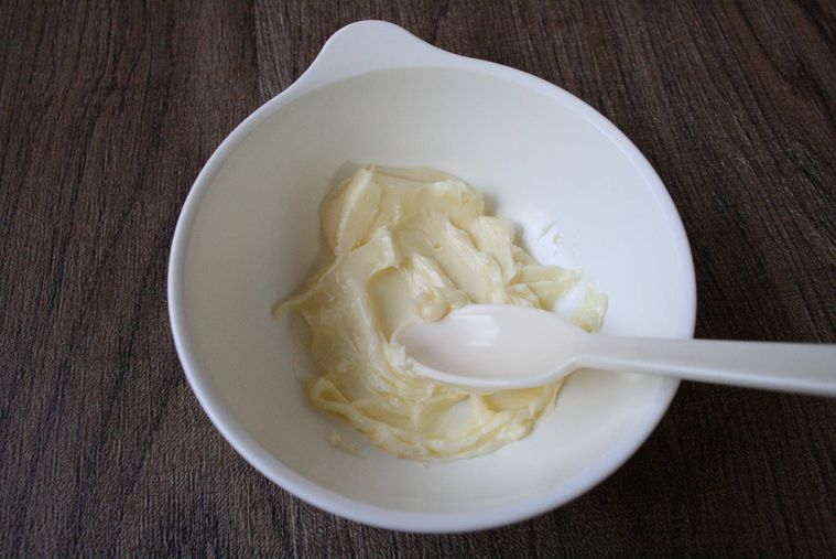 白い器でバターを混ぜている様子