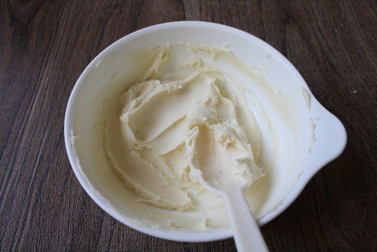 白い器でブールマニエを作っている様子