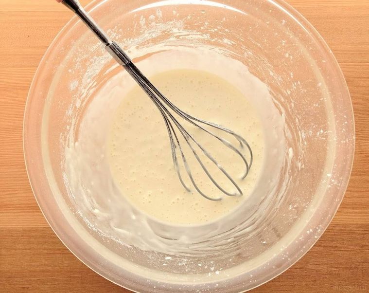 ボウルに粉類を加え、泡立て器で混ぜている様子