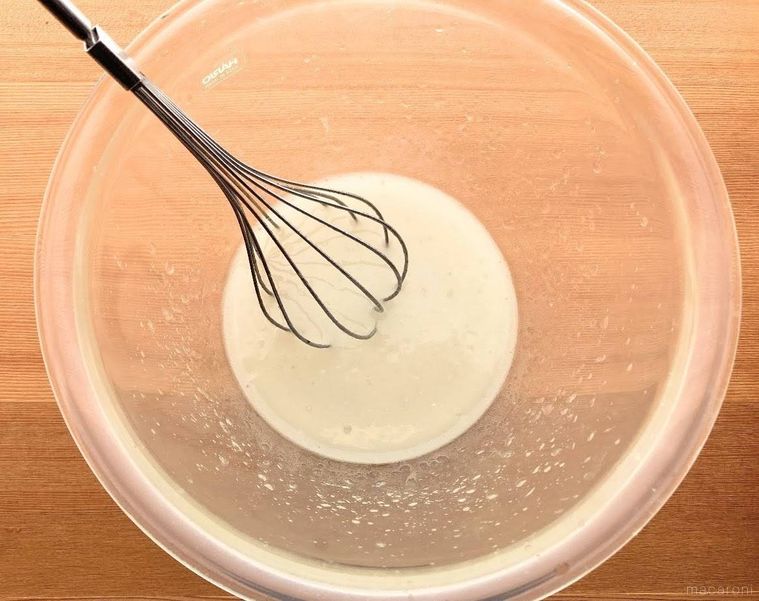 ボウルに入った水と油を、泡立て器で混ぜている様子
