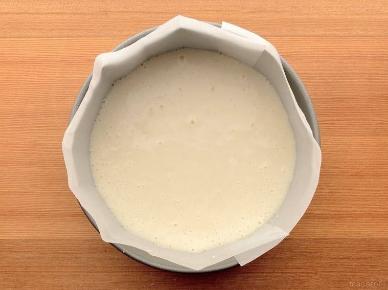 クッキングシートを敷いた丸型に、生地を流し入れた様子