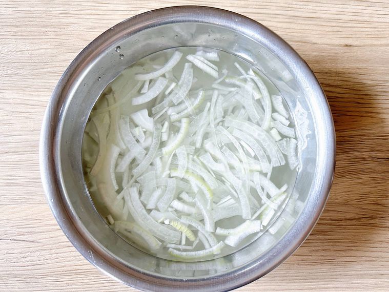 スライスした玉ねぎを水にさらす様子