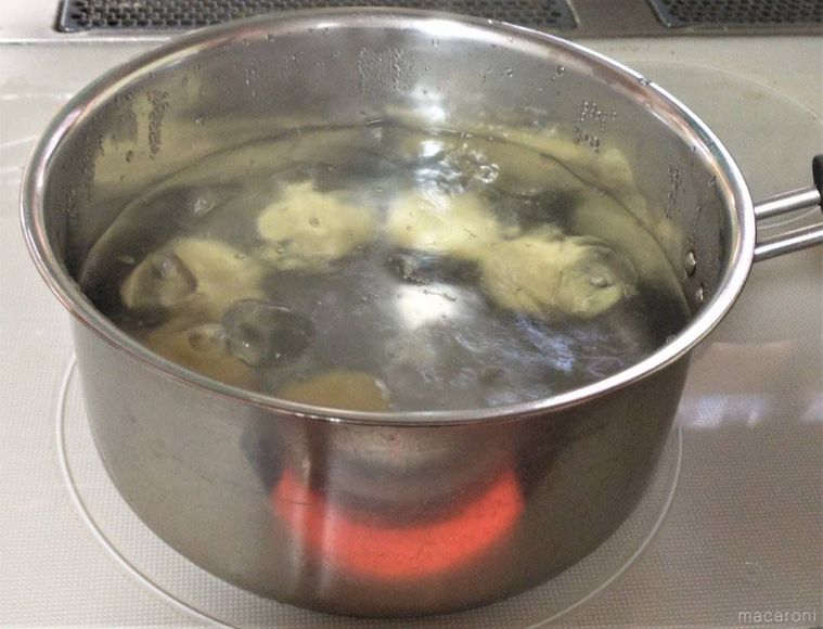 成形したニョッキを、鍋でゆでている様子