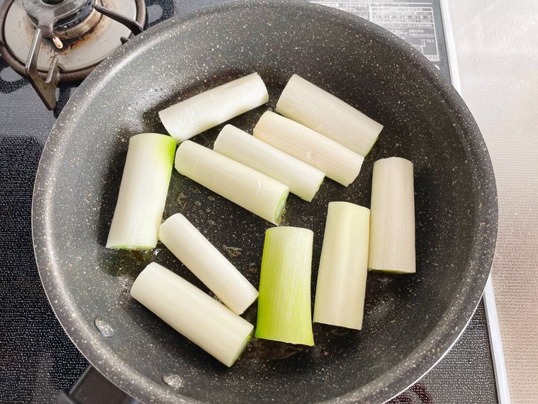 ごま油と長ねぎが入ったフライパン
