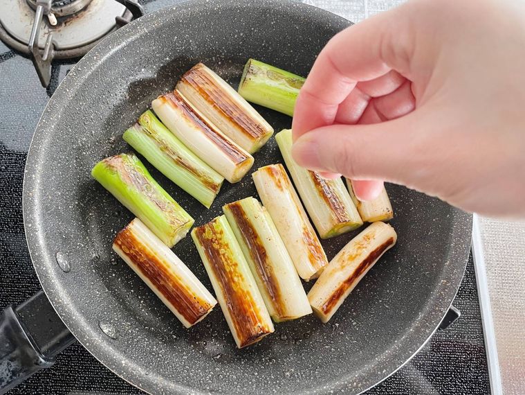 長ねぎに塩を振る様子