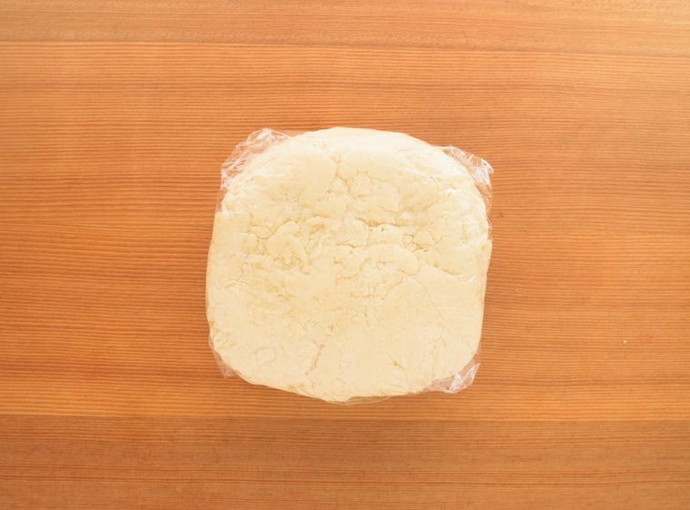 ラップで包んだかりんとうの生地