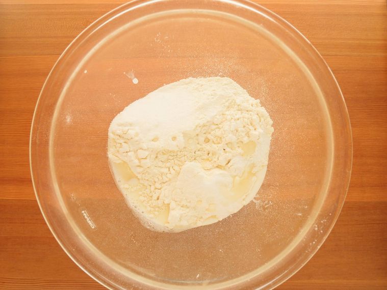 ボウルに入った薄力粉、ベーキングパウダー、グラニュー糖に、牛乳を入れる様子