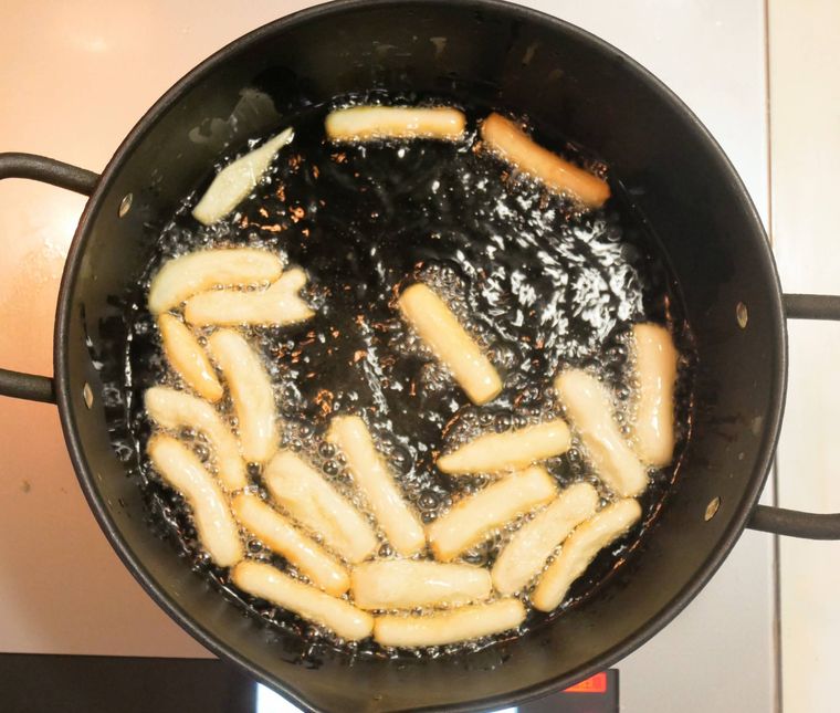 かりんとうの生地を油で揚げる様子