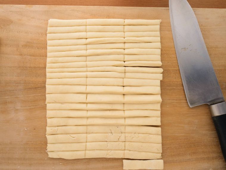 かりんとうの生地を包丁でカットする様子