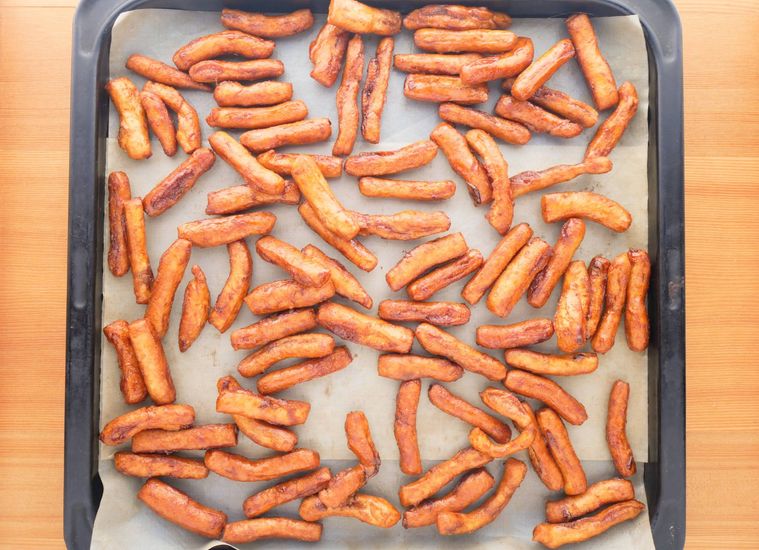 クッキングシートを敷いた天板に広げたかりんとう