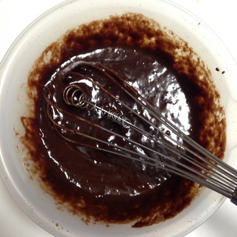泡立て器でチョコレートや卵などをかき混ぜている様子