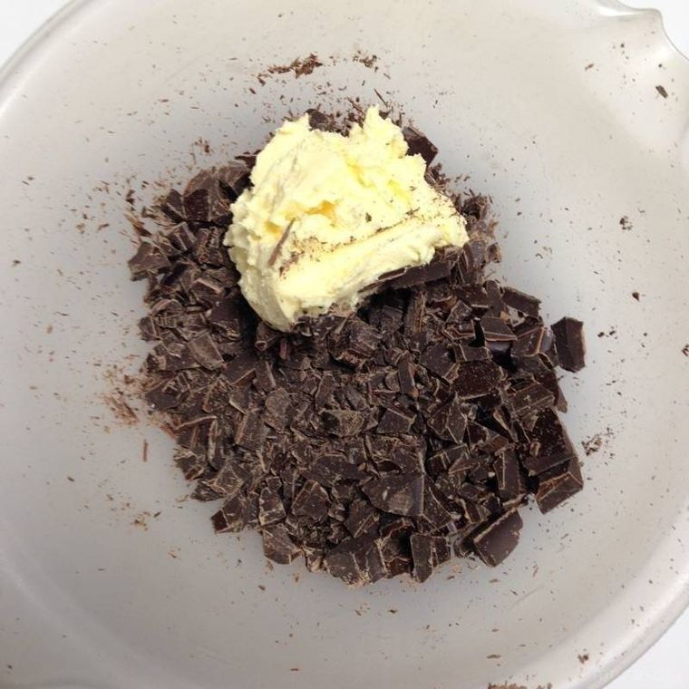透明なボウルに入った、刻んだチョコレートとバター