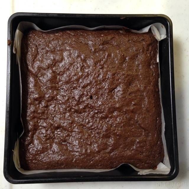 四角い型に流して焼いた、ホットケーキブラウニー