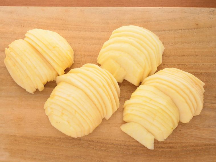 皮をむいて14にカットし、スライスしたりんご