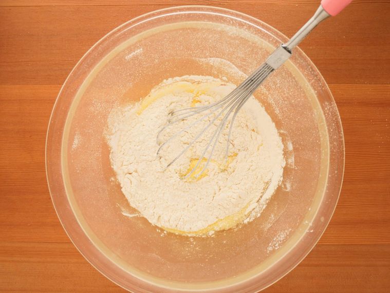 ボウルに粉類を加え、泡立て器で混ぜる様子