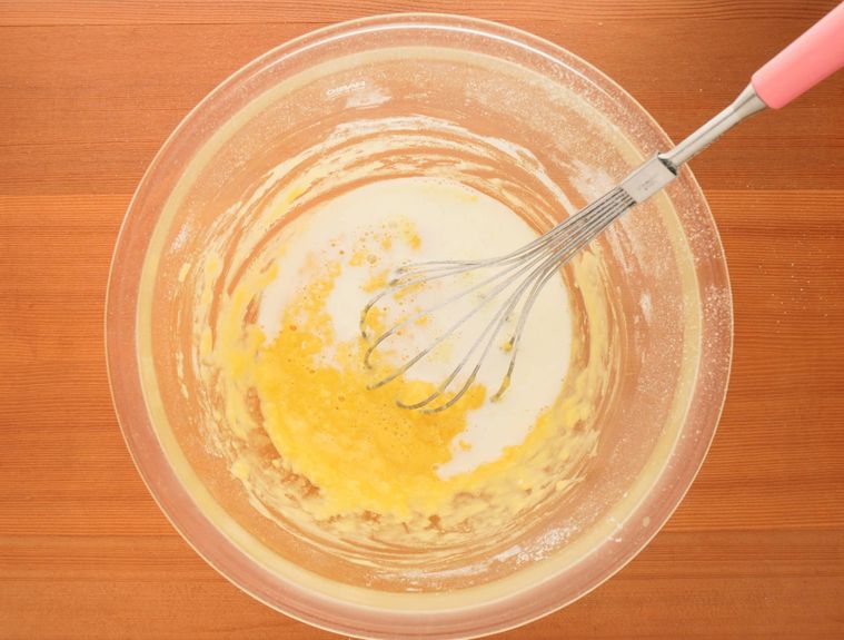 ボウルに牛乳を加えて混ぜる様子