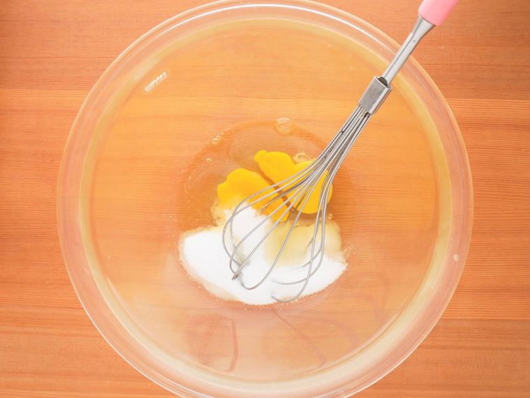 ボウルに入った卵をグラニュー糖、泡立て器