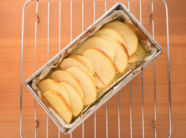 網の上にのせた、焼きあがったガトーインビジブル