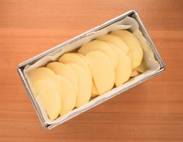 ガトーインビジブルの生地を型に流す様子