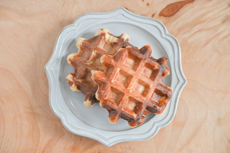 白い皿にのった完成したベルギーワッフル