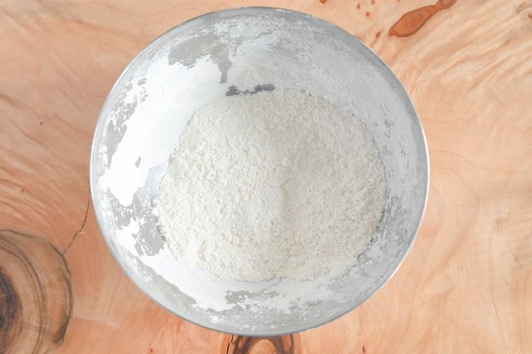 ボウルに入った混ぜた粉類