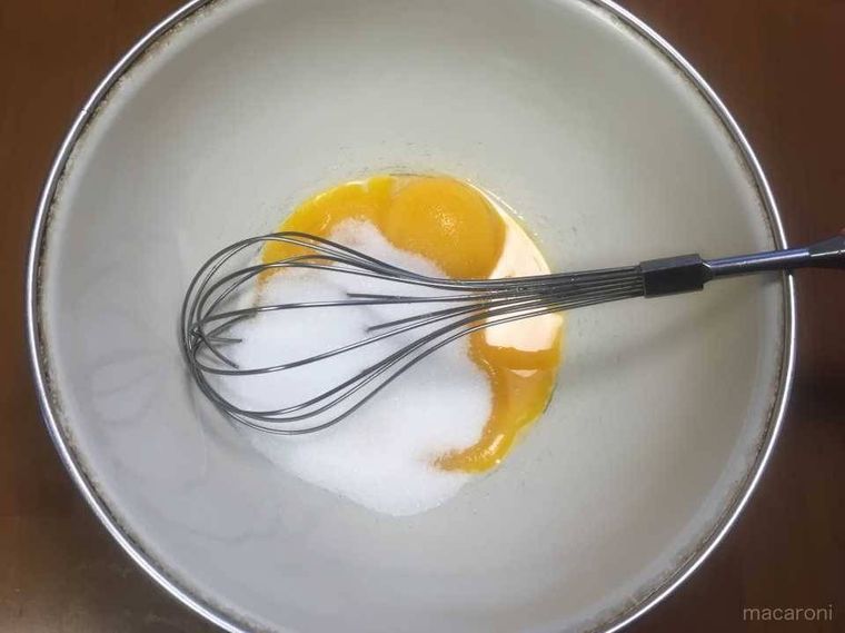 ボウルの中の卵黄とグラニュー糖を混ぜている様子