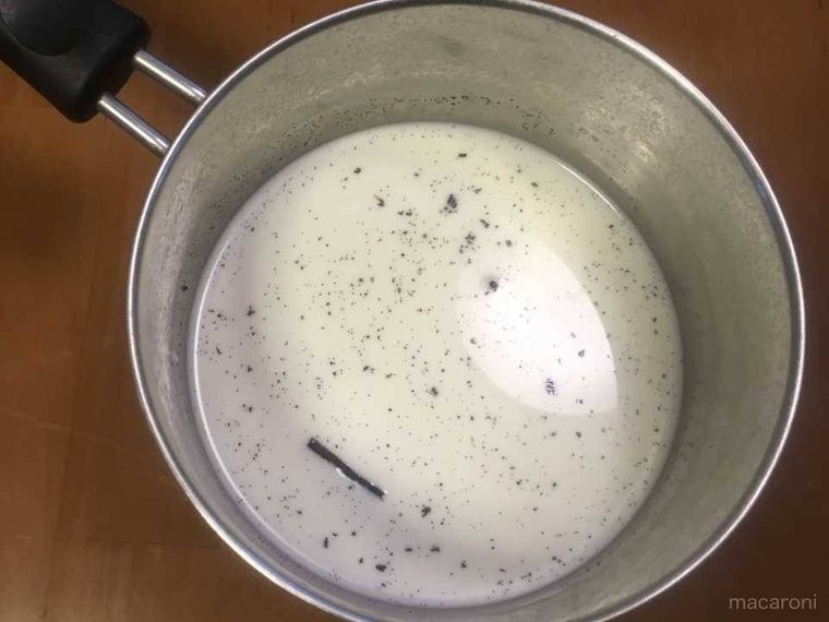 鍋で牛乳とバニラビーンズを加熱している様子