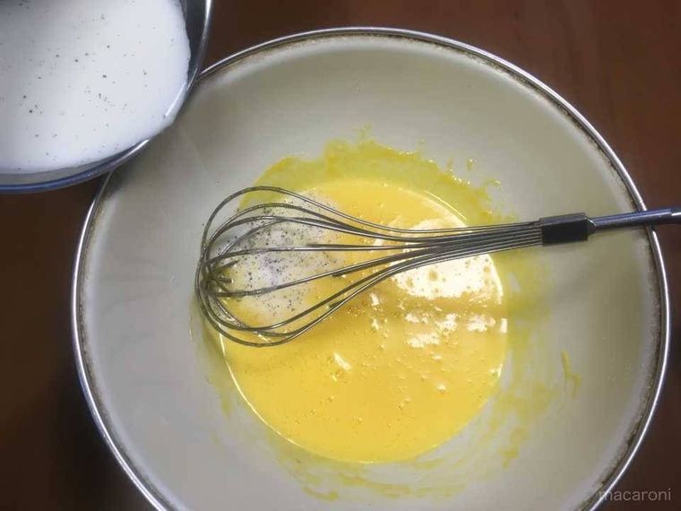 卵黄と牛乳を合わせている様子