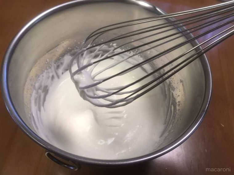 生クリームを混ぜている様子