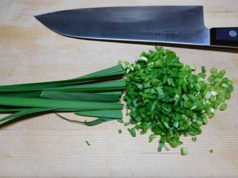 ニラを切っている様子