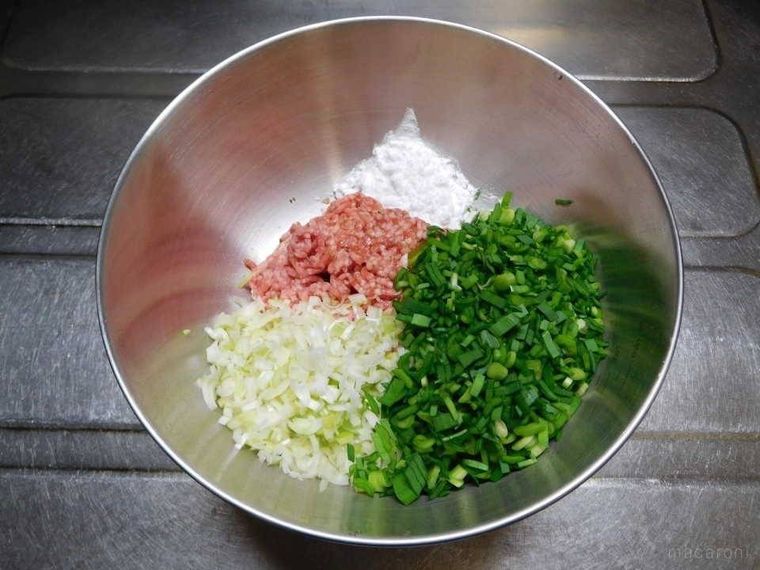 ボウルに材料を入れた様子