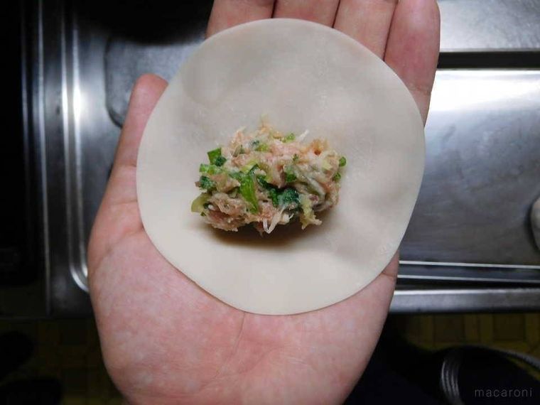 皮にタネをのせた様子