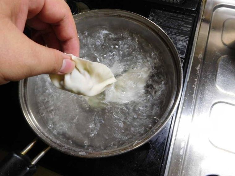 餃子をゆでている様子