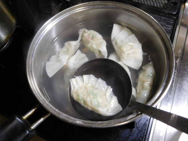 ゆであがった水餃子