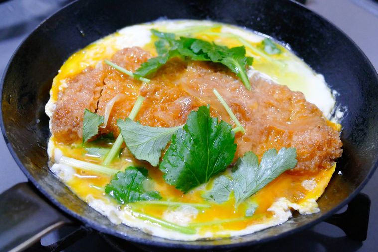 溶き卵と三つ葉をフライパンに加えた様子