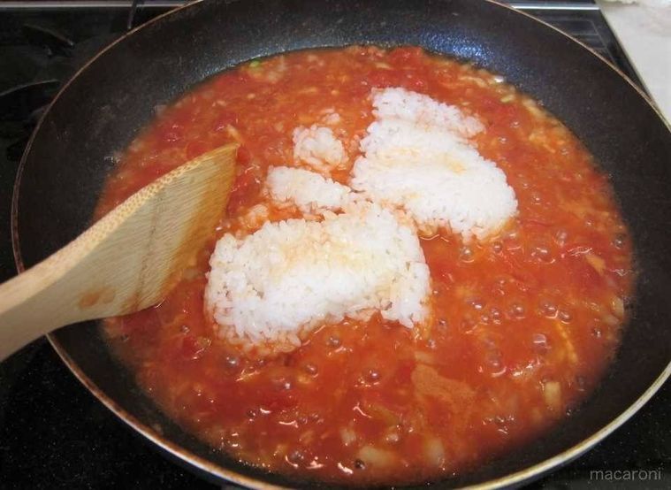 フライパンにご飯を加えた様子