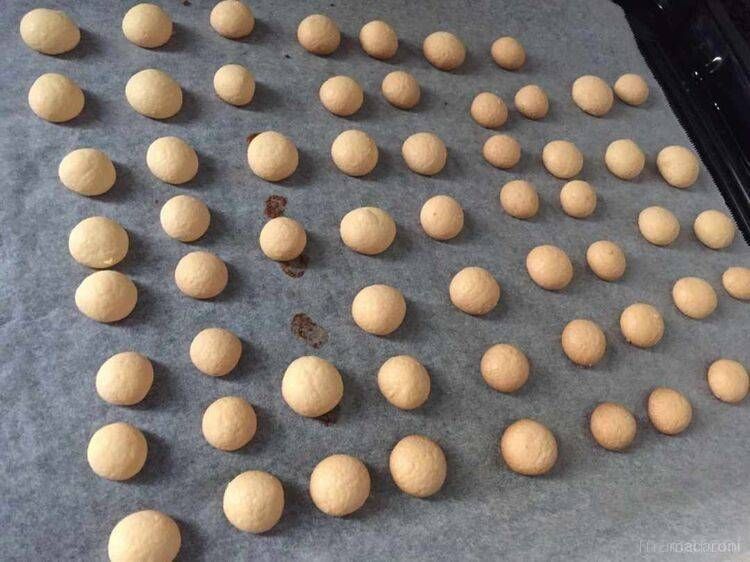 クッキングシートに並んだたまごボーロ