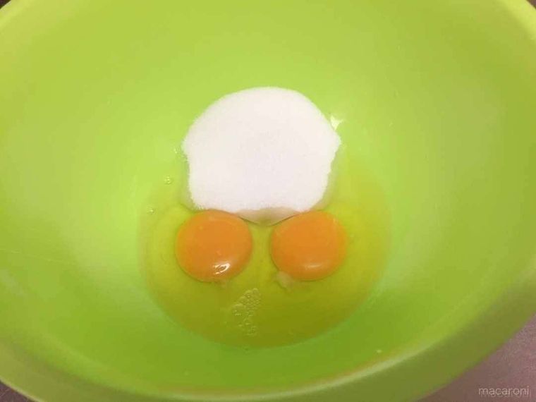 ボウルに入った砂糖と卵