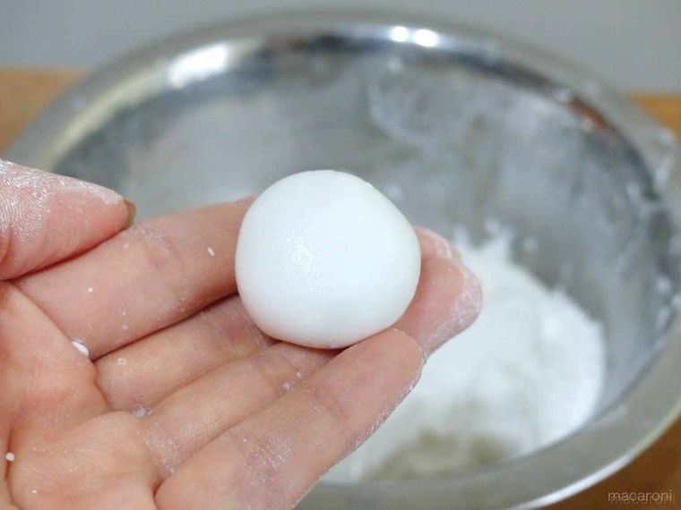 生地を丸めている様子