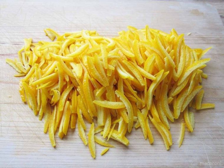 細切りになったオレンジの皮