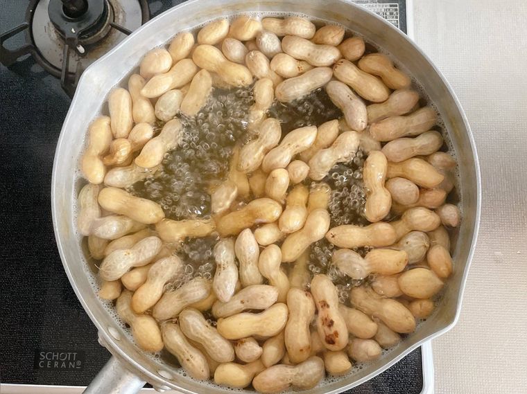 落花生を鍋でゆでる様子
