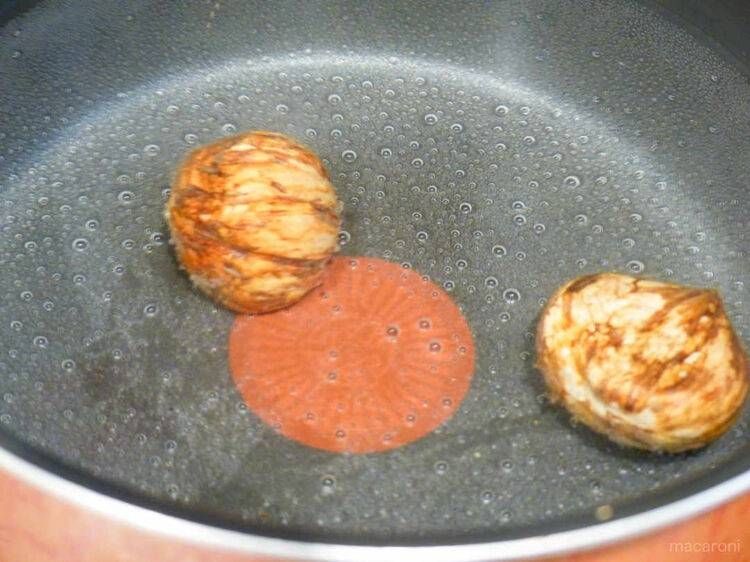 熱湯に栗を浸けている様子