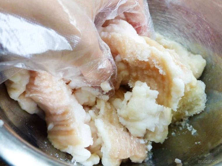 もつに塩を揉み込んでいる様子