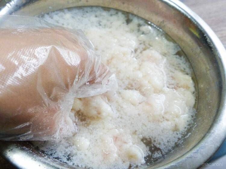 冷たい水でもつを洗っている様子