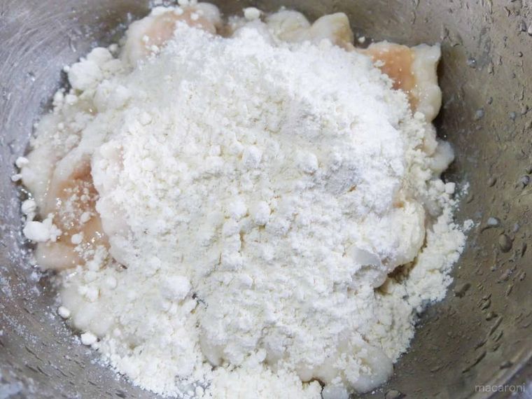 もつに小麦粉を加えた様子