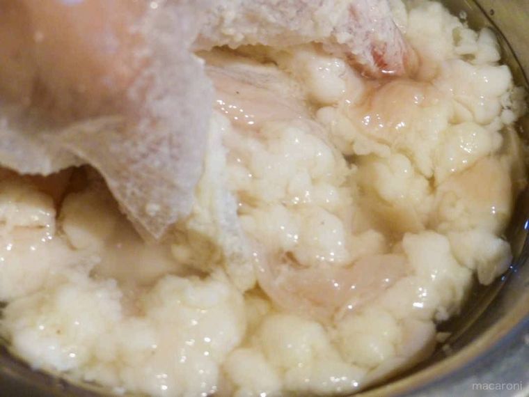 冷たい水でもつを洗っている様子