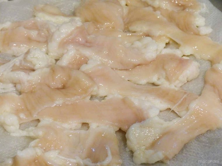 もつの水気を切っている様子