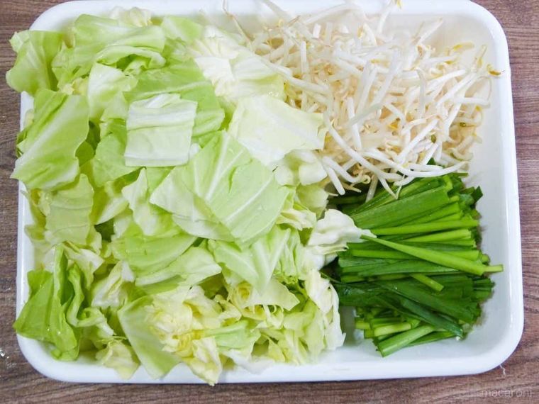 白のバットにのったカットされた野菜