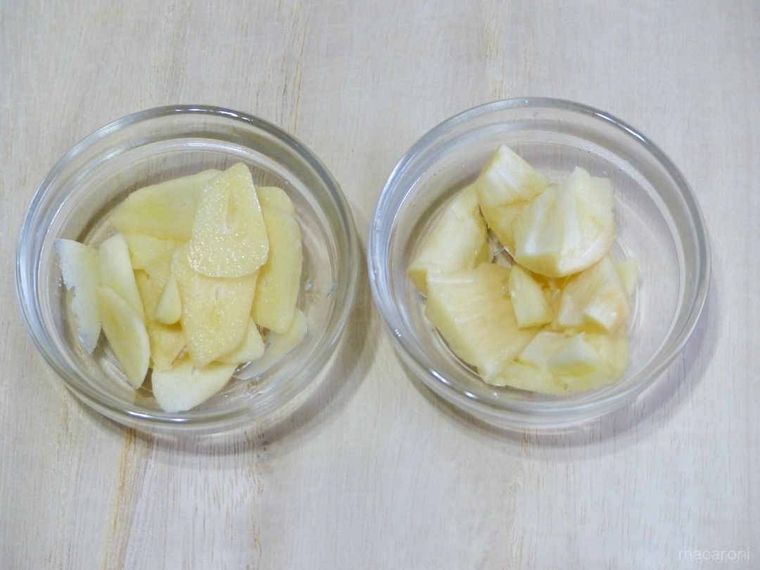 スライスにんにくと潰したにんにくがそれぞれ小さな器に入っている