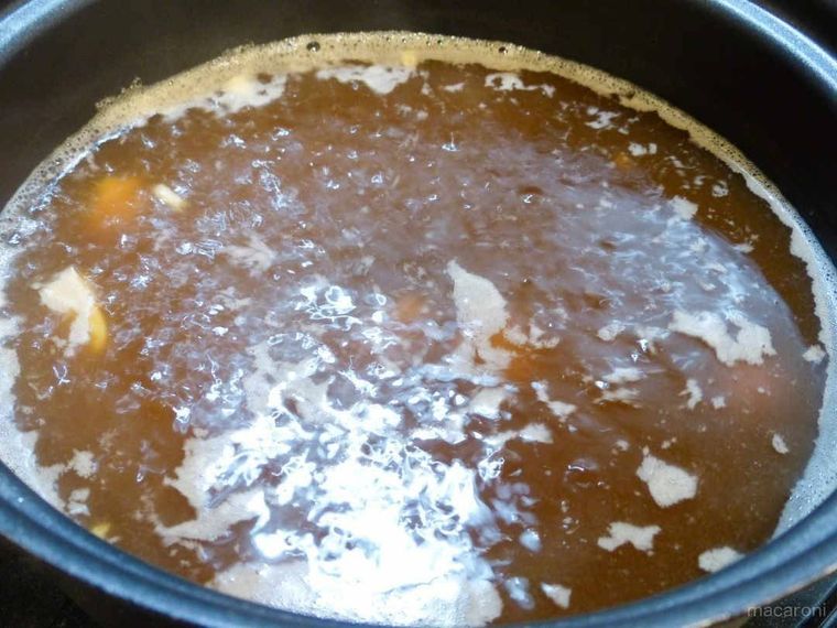スープを煮立たせている様子